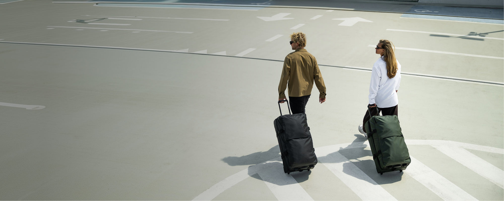 Voyageurs avec leurs bagages KABYNE à l'aéroport